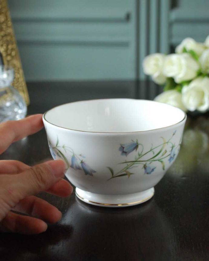 アンティーク 陶磁器の雑貨　アンティーク雑貨　ダッチェス DUCHESS (Harebell )のブルーのお花がキレイなアンティークシュガーボウル。自分流の使い方で楽しんでくださいアンティークなのでキズや汚れはありますが、使えるものだけを選んできました。(k-3125-z)