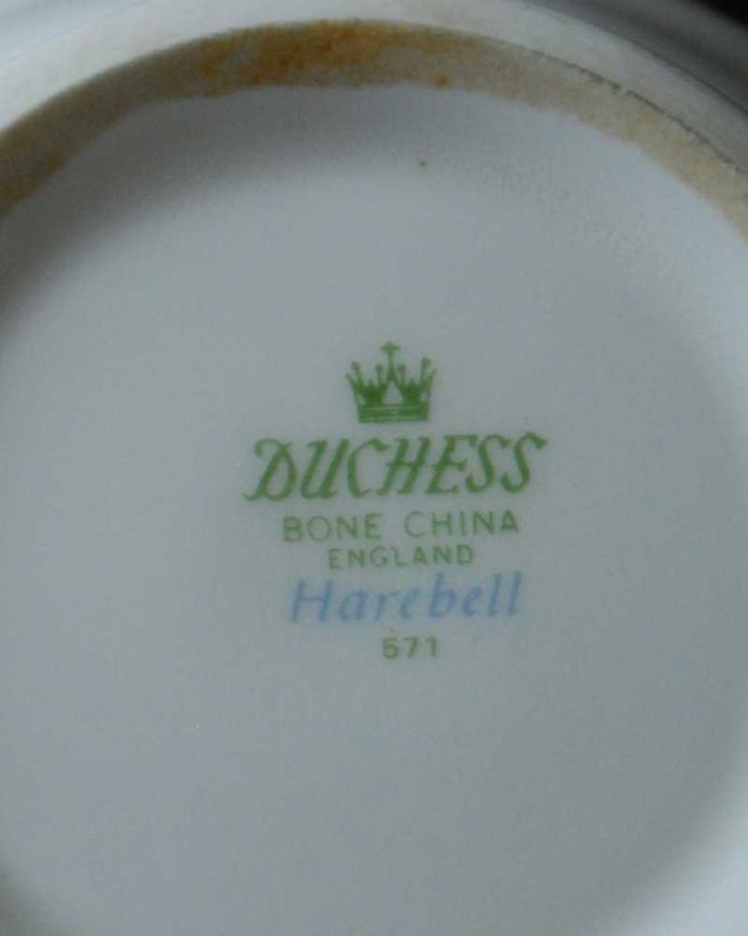 アンティーク 陶磁器の雑貨　アンティーク雑貨　ダッチェス DUCHESS (Harebell )のブルーのお花がキレイなアンティークシュガーボウル。裏側のポーセリンマーク製造メーカー保証の意味がこもった窯印、ポーセリンマークがあります。(k-3125-z)
