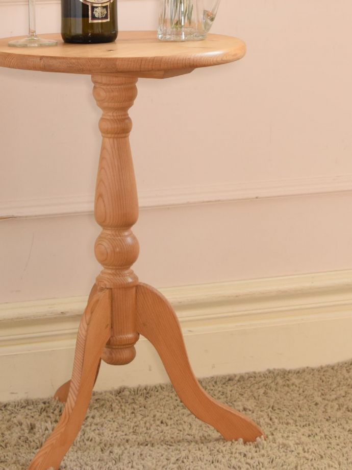 英国スタイルのアンティークテーブル