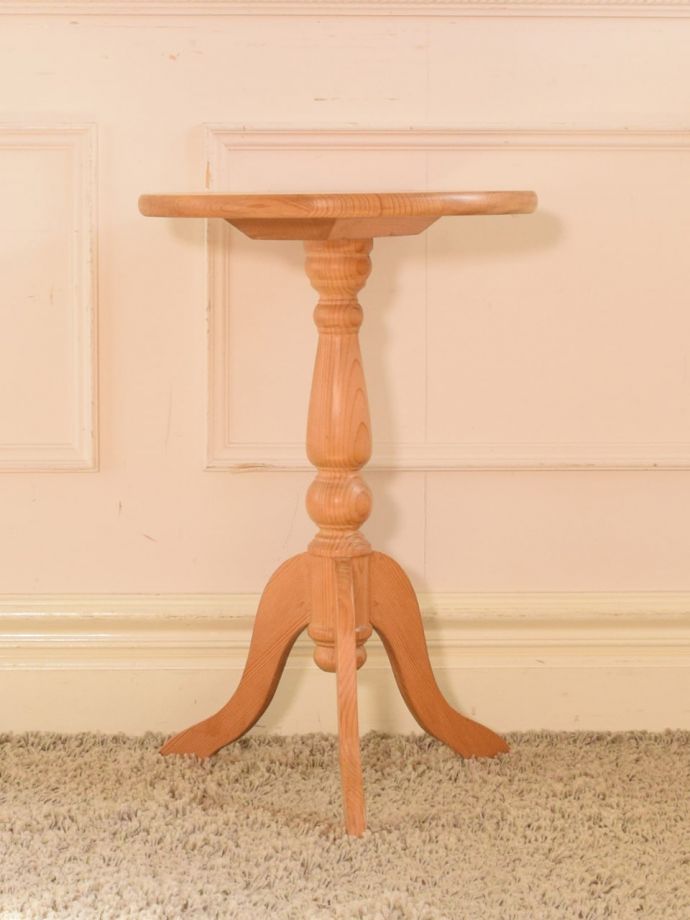 アンティークコーヒーテーブルの側面