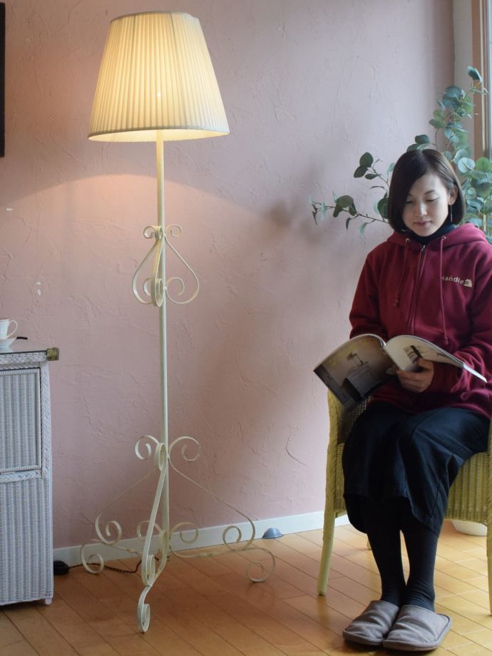 フロアランプの優しい灯り