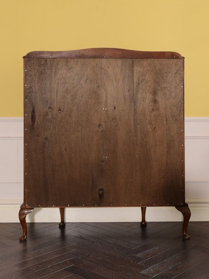 キャビネットの後ろ姿