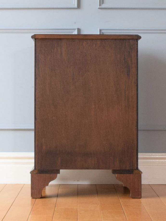 チェストの後ろ姿