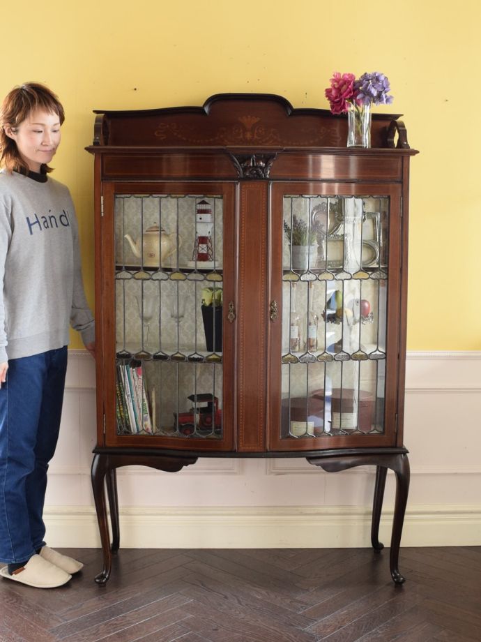 英国アンティークのガラスキャビネット