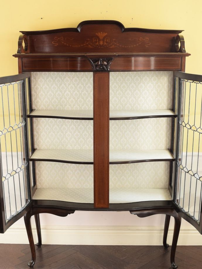 ガラスキャビネットの扉の中