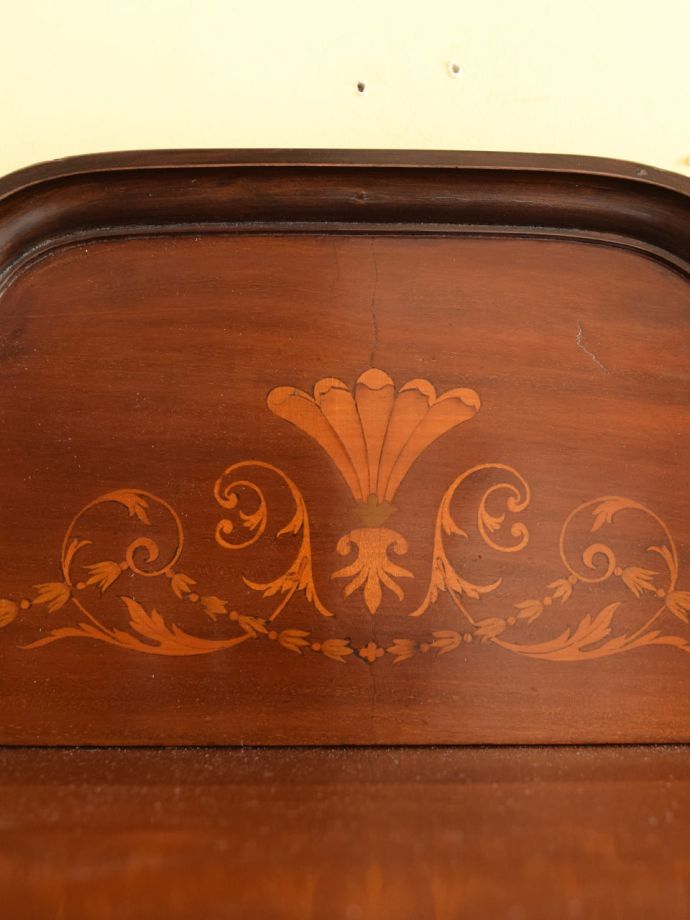 アンティークキャビネットの装飾