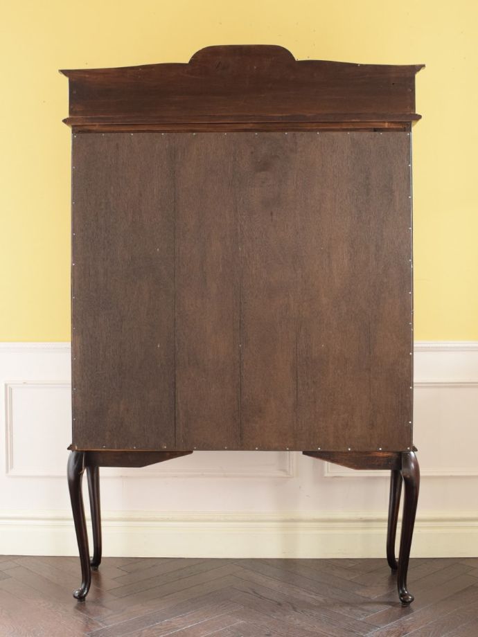 キャビネットの後ろ姿