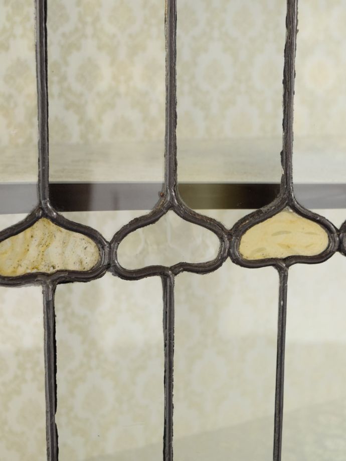 アンティークキャビネットの装飾