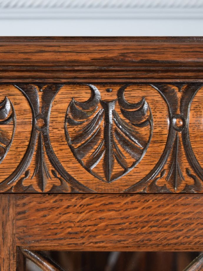 英国アンティーク家具らしい彫