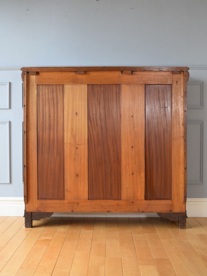 キャビネットの後ろ姿