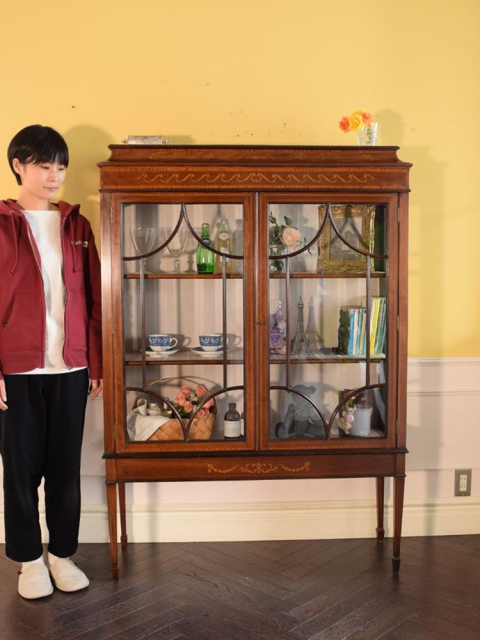 英国アンティークのガラスキャビネット