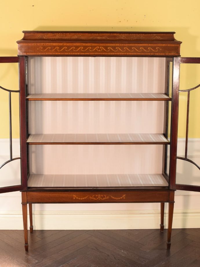 ガラスキャビネットの扉の中