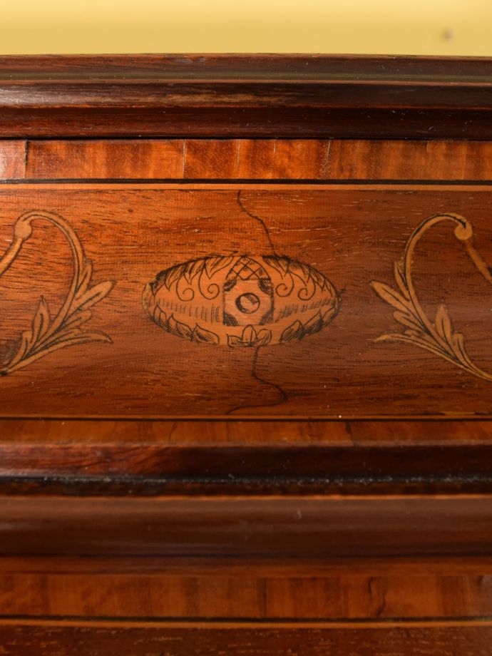 英国アンティーク家具らしい装飾