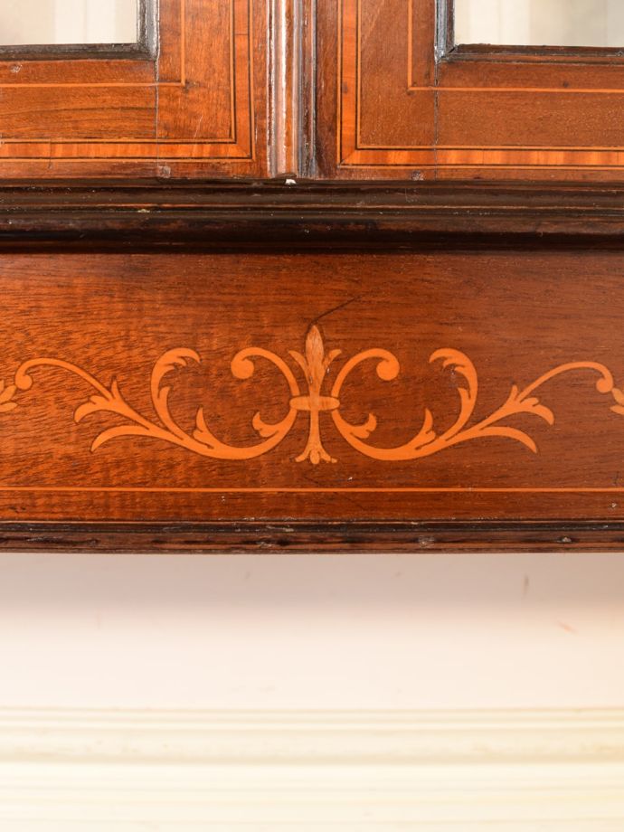 アンティークキャビネットの装飾