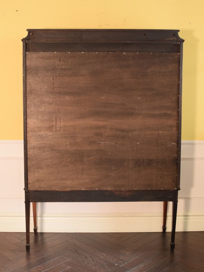 キャビネットの後ろ姿