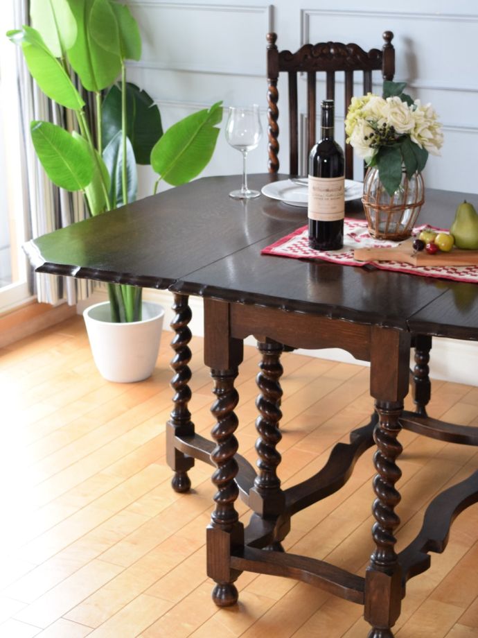 伸長式のおしゃれなアンティークテーブル