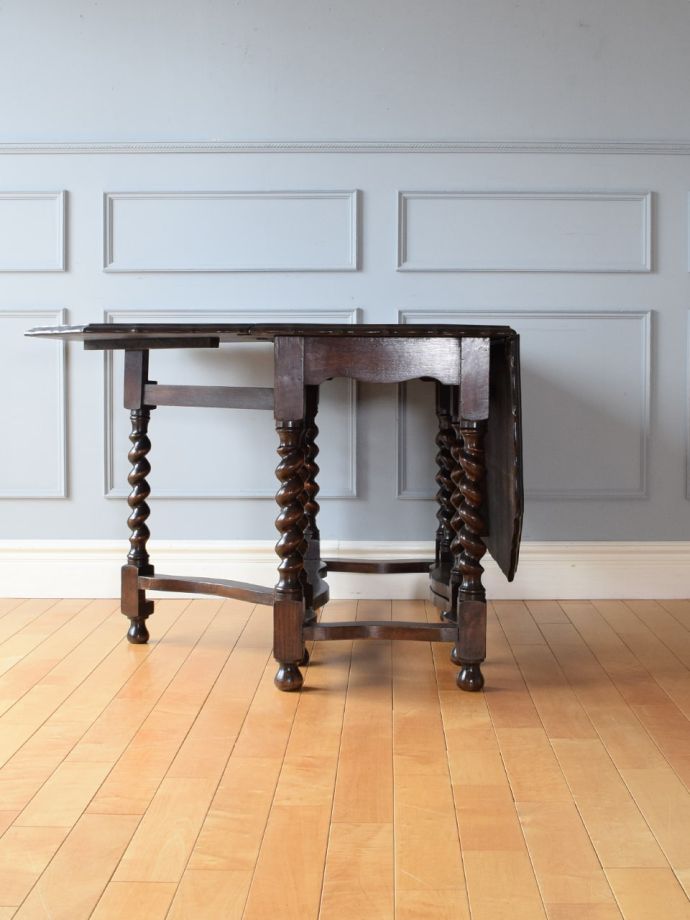 片足を開いた折り畳みテーブル