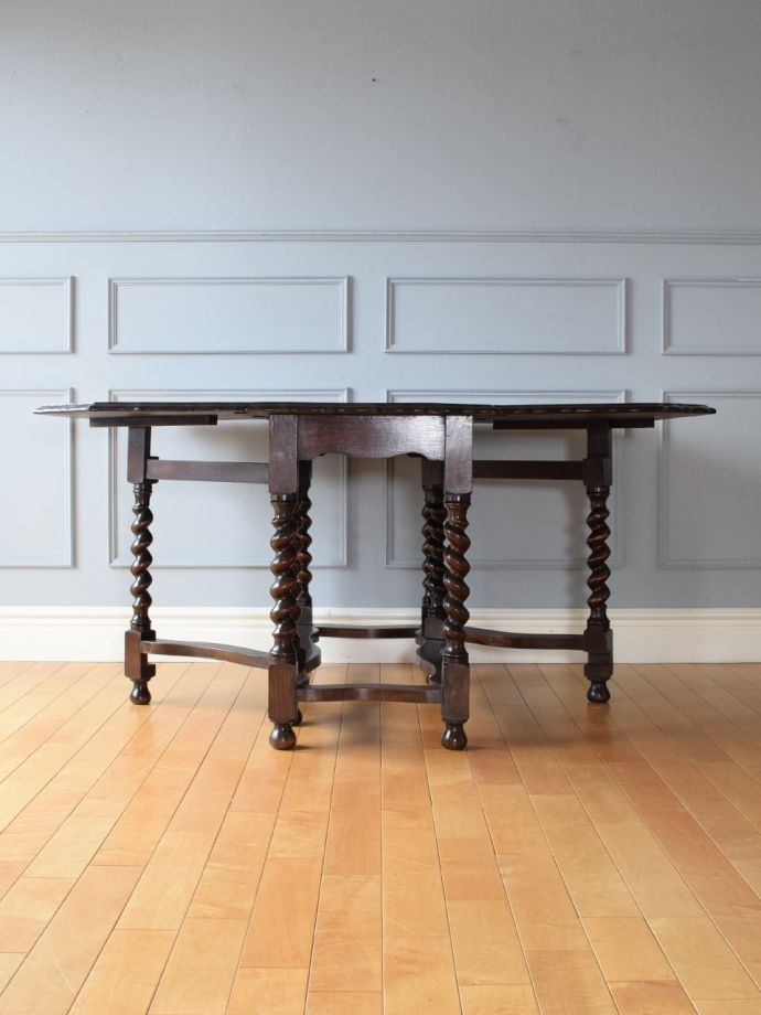 両足を広げた折り畳み式テーブル