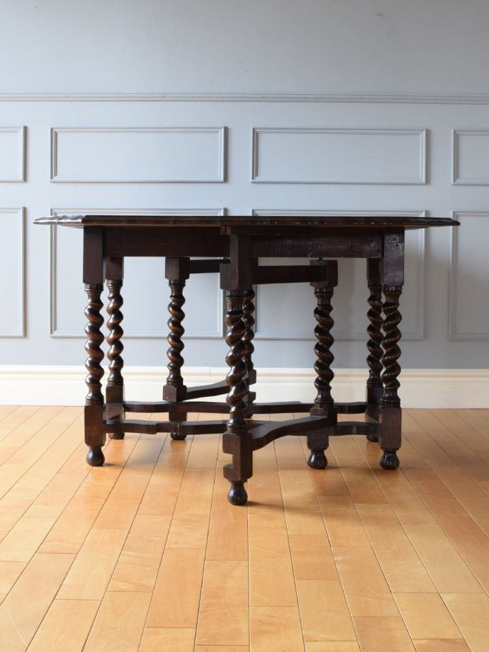 いろんな表情が楽しめるダイニングテーブル