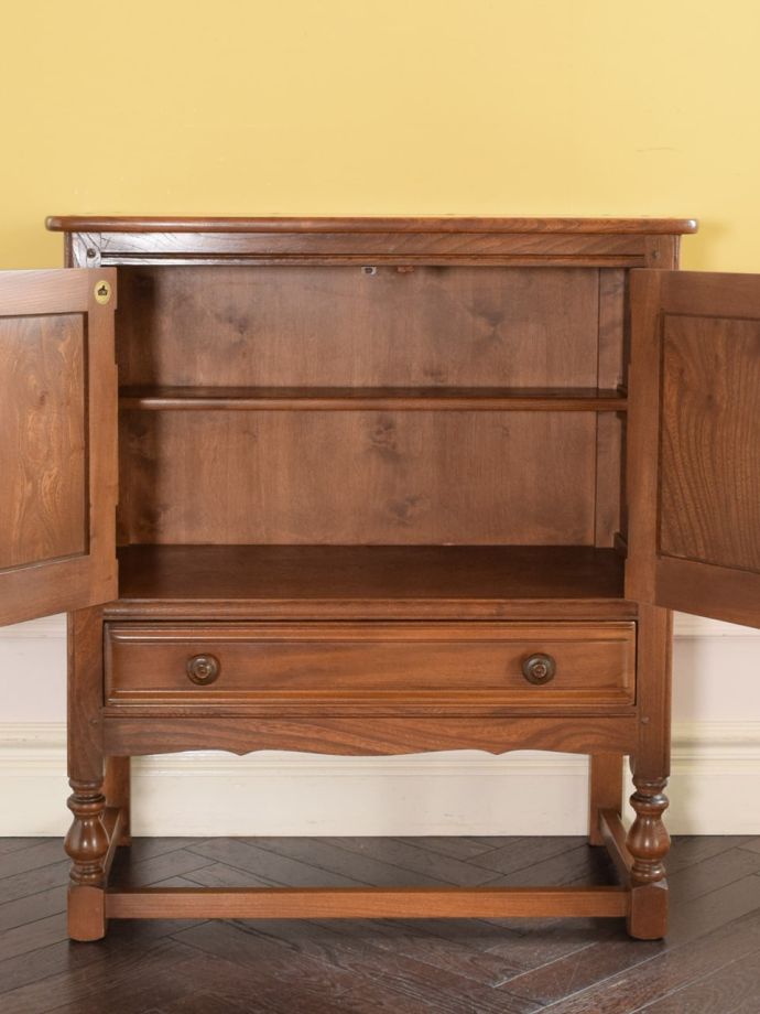 アーコールのキャビネットの扉の中