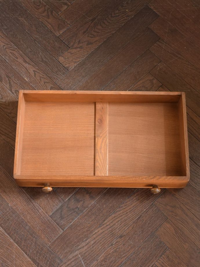 サイドボードの引き出しの中