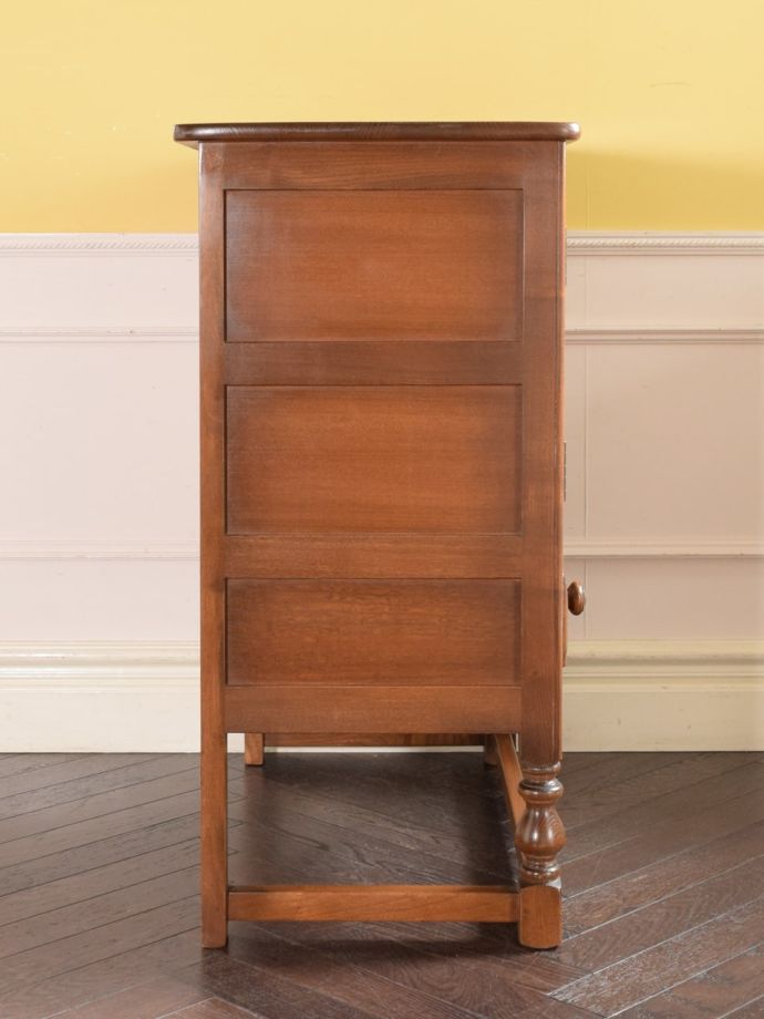 アーコールのキャビネットの側面