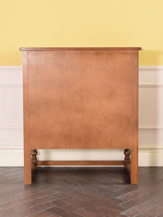 ビンテージキャビネットの後ろ姿