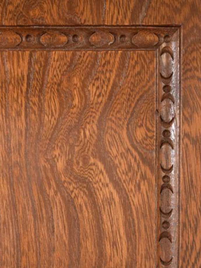 ERCOLの家具の彫り