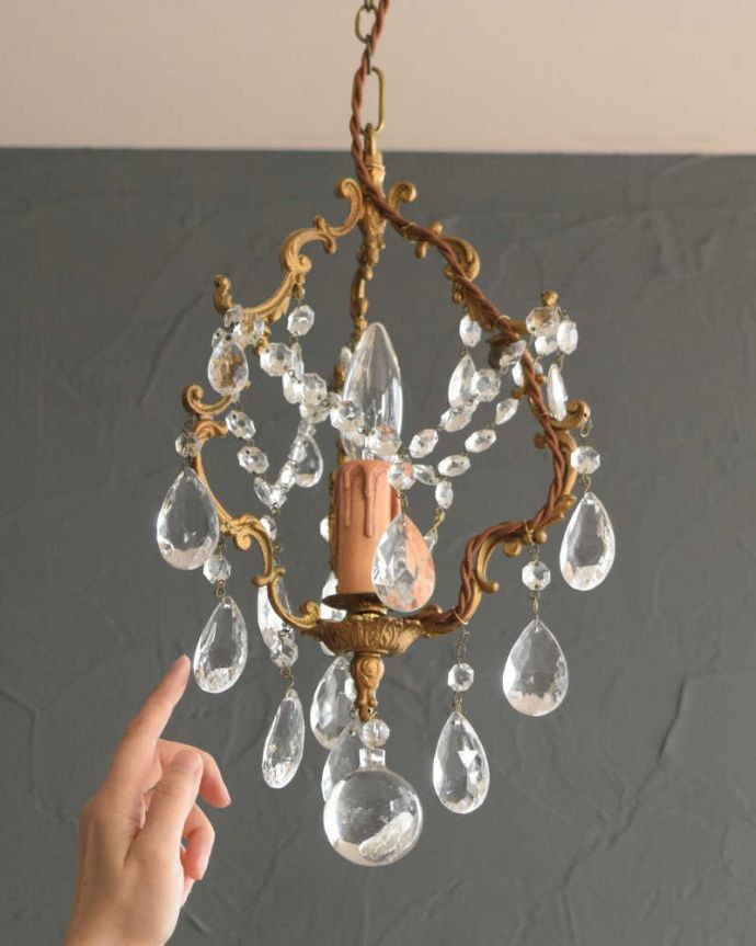 シャンデリア　照明・ライティング　大きなガラスドロップがたっぷりと付いた、アンティークの真鍮製シャンデリア（Ｅ17シャンデリア球付）。。(k-3136-z)
