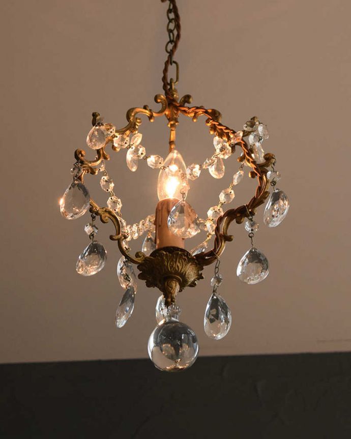 シャンデリア　照明・ライティング　大きなガラスドロップがたっぷりと付いた、アンティークの真鍮製シャンデリア（Ｅ17シャンデリア球付）。。(k-3136-z)