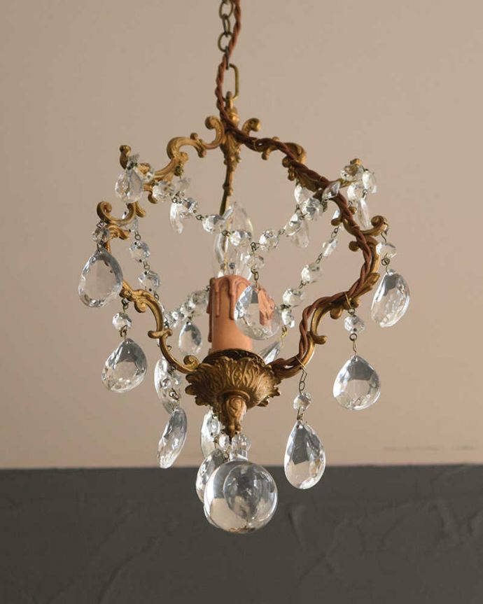 シャンデリア　照明・ライティング　大きなガラスドロップがたっぷりと付いた、アンティークの真鍮製シャンデリア（Ｅ17シャンデリア球付）。。(k-3136-z)