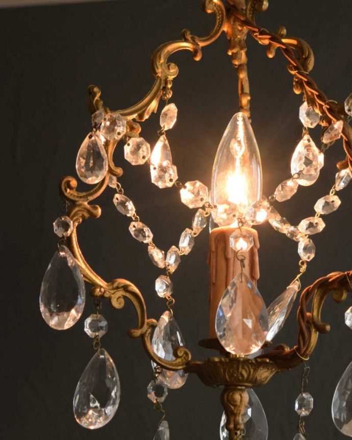 シャンデリア　照明・ライティング　大きなガラスドロップがたっぷりと付いた、アンティークの真鍮製シャンデリア（Ｅ17シャンデリア球付）。。(k-3136-z)