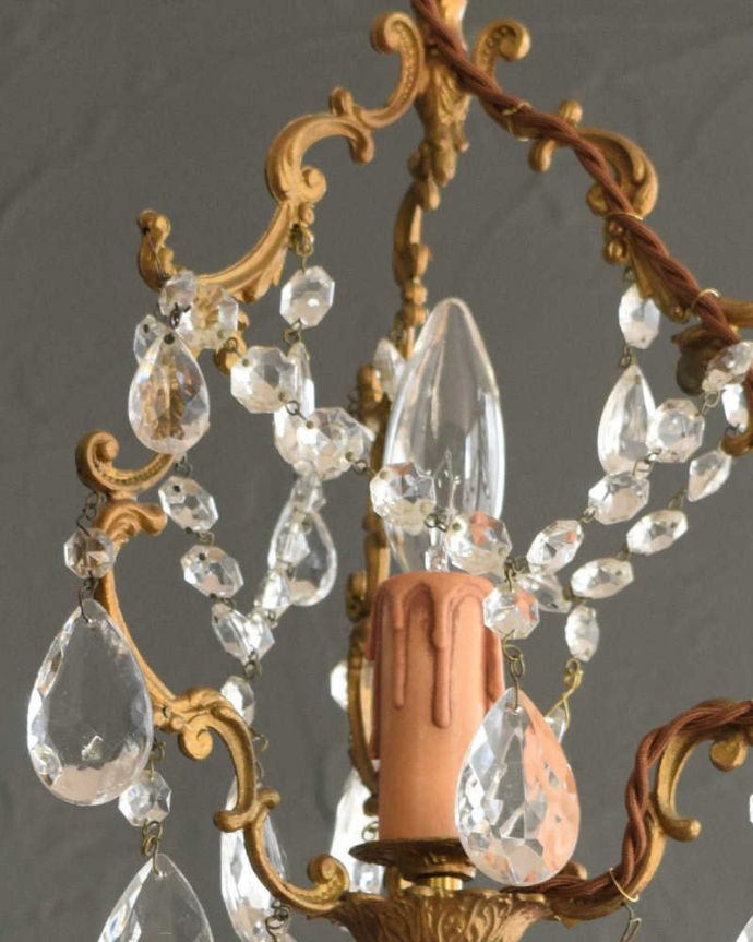 シャンデリア　照明・ライティング　大きなガラスドロップがたっぷりと付いた、アンティークの真鍮製シャンデリア（Ｅ17シャンデリア球付）。。(k-3136-z)