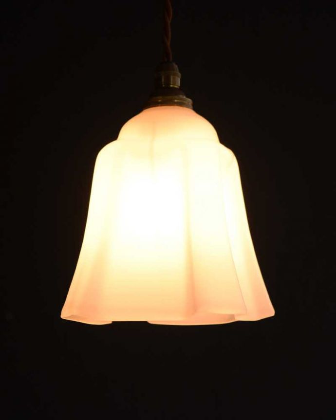 ペンダントライト　照明・ライティング　ミルクガラスのアンティークペンダントライト（コード・シャンデリア球・ギャラリーなし））。。(k-3137-z)