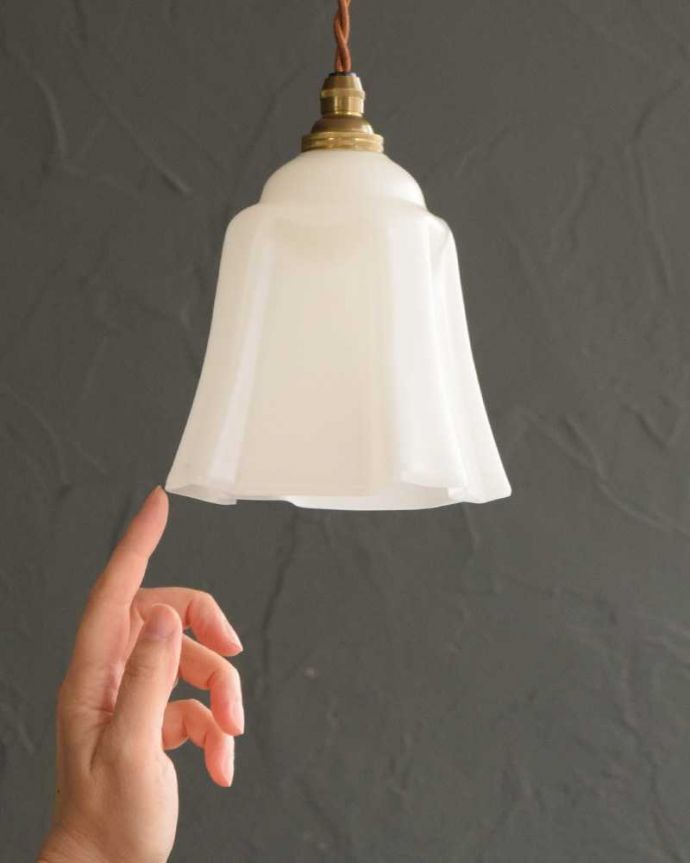 ペンダントライト　照明・ライティング　ミルクガラスのアンティークペンダントライト（コード・シャンデリア球・ギャラリーなし））。。(k-3137-z)