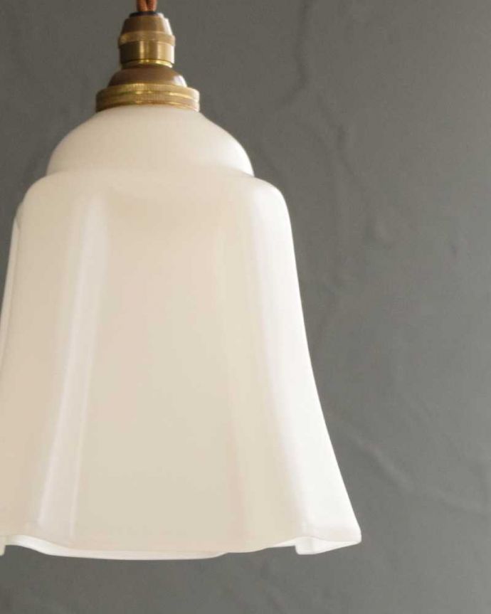 ペンダントライト　照明・ライティング　ミルクガラスのアンティークペンダントライト（コード・シャンデリア球・ギャラリーなし））。。(k-3137-z)