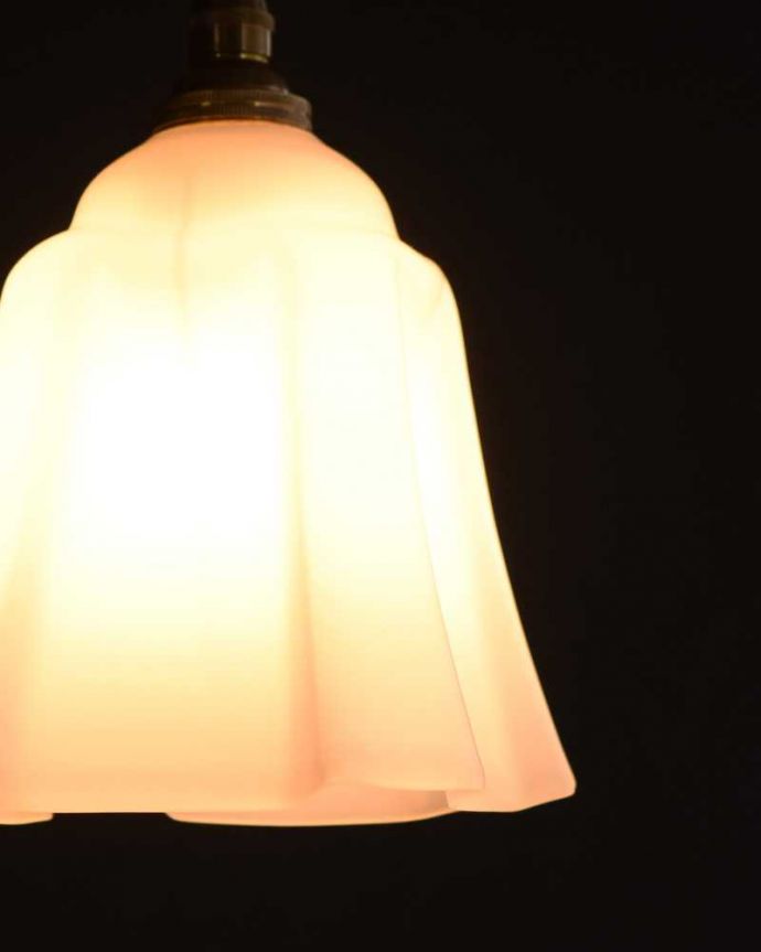 ペンダントライト　照明・ライティング　ミルクガラスのアンティークペンダントライト（コード・シャンデリア球・ギャラリーなし））。。(k-3137-z)