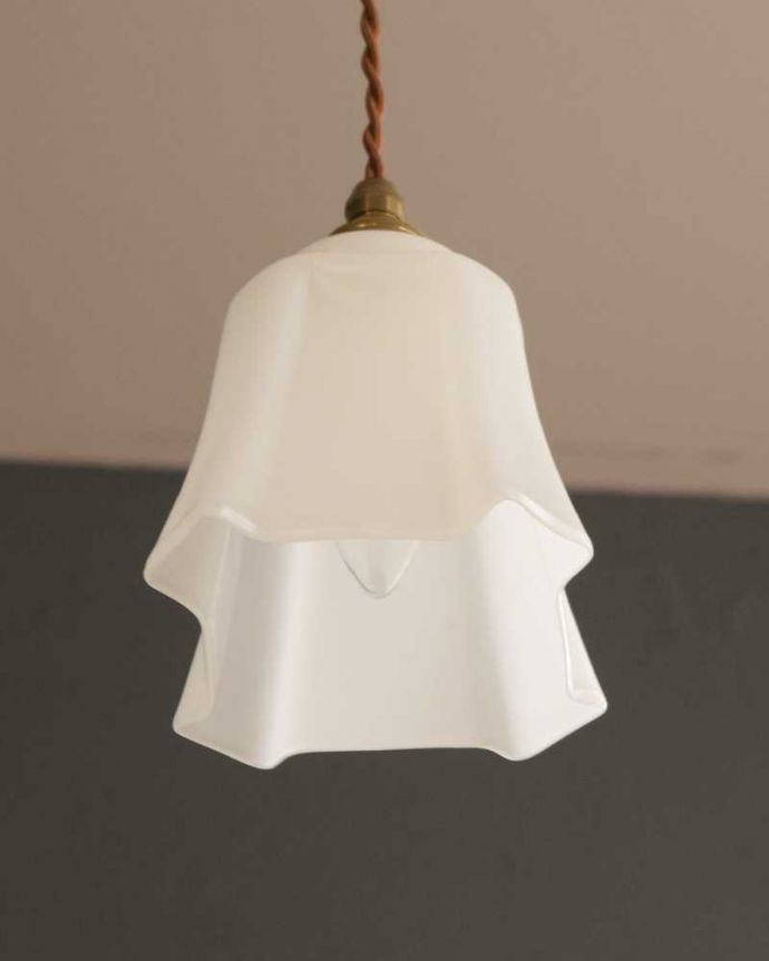 ペンダントライト　照明・ライティング　ミルクガラスのアンティークペンダントライト（コード・シャンデリア球・ギャラリーなし））。。(k-3137-z)