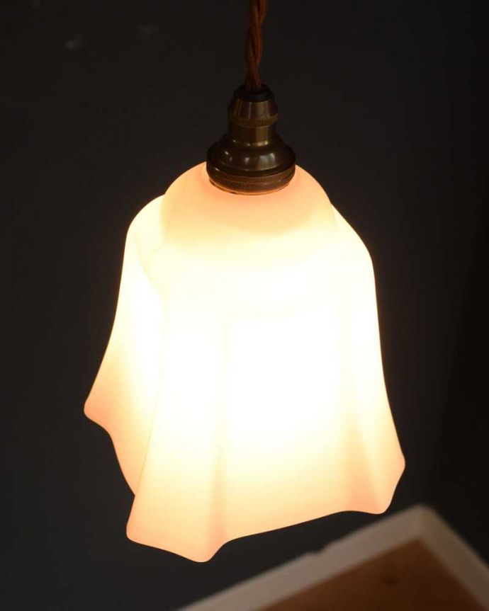 ペンダントライト　照明・ライティング　ミルクガラスのアンティークペンダントライト（コード・シャンデリア球・ギャラリーなし））。。(k-3137-z)