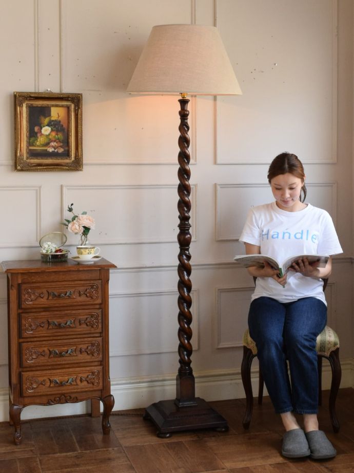 フロアランプの優しい灯り