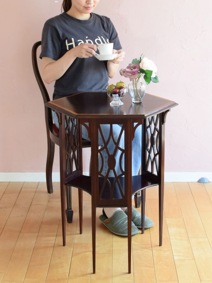 アンティークのオケージョナルテーブル