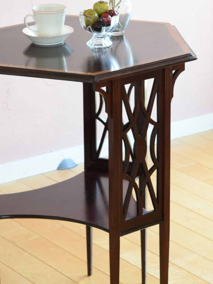 英国のアンティーク家具らしいデザイン