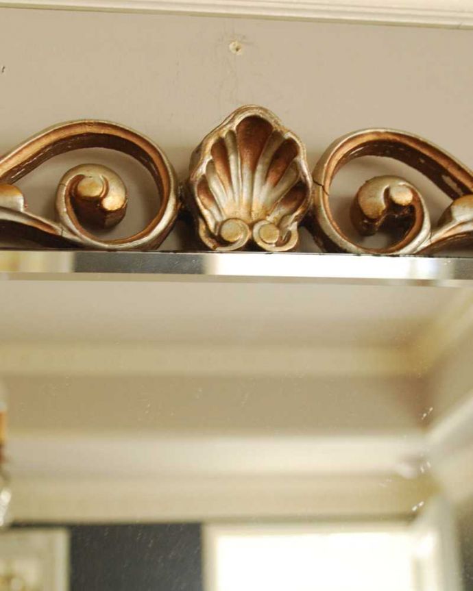 アンティーク ミラー（鏡）　アンティーク雑貨　イギリス輸入の豪華なアンティークウォールミラー（壁掛け鏡）。見るたびにうっとりするモールディングの美しさ煌びやかなモールディングの縁取りが美しいアンティークのミラーは、覗き込む度に女性だったら誰もがワクワクしちゃう美しいデザインが一番の魅力です。(k-3139-z)