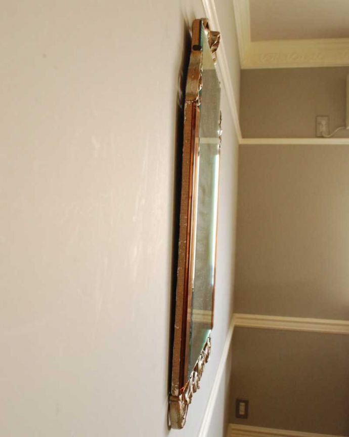 アンティーク ミラー（鏡）　アンティーク雑貨　イギリス輸入の豪華なアンティークウォールミラー（壁掛け鏡）。横から見ると…アンティークなので多少のキズ・汚れがある場合がありますがキレイなものを買い付けてきたのでご使用上問題はありません。(k-3139-z)