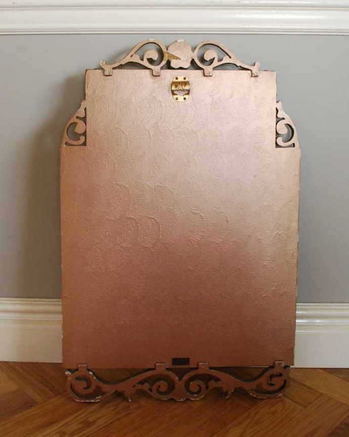 アンティーク ミラー（鏡）　アンティーク雑貨　イギリス輸入の豪華なアンティークウォールミラー（壁掛け鏡）。裏側を見てみると…修復の際、金具をしっかり取り付けたので安心してお使い下さい。(k-3139-z)