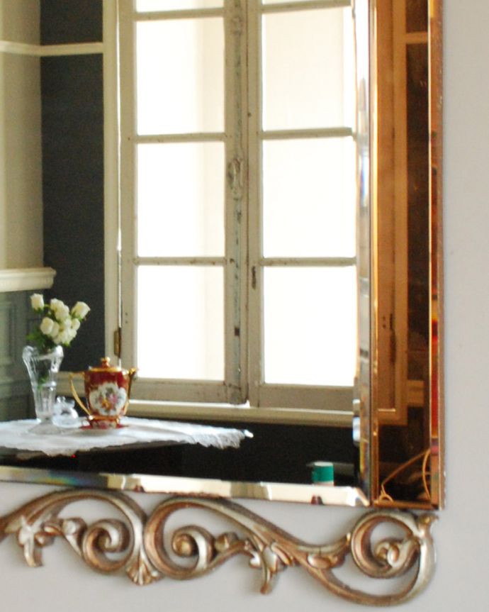 アンティーク ミラー（鏡）　アンティーク雑貨　イギリス輸入の豪華なアンティークウォールミラー（壁掛け鏡）。アンティークらしい独特のデザイン華やかなデザインのアンティークのミラーは、覗き込む度に女性だったら誰もがワクワクしちゃう美しいデザインが一番の魅力です。(k-3139-z)