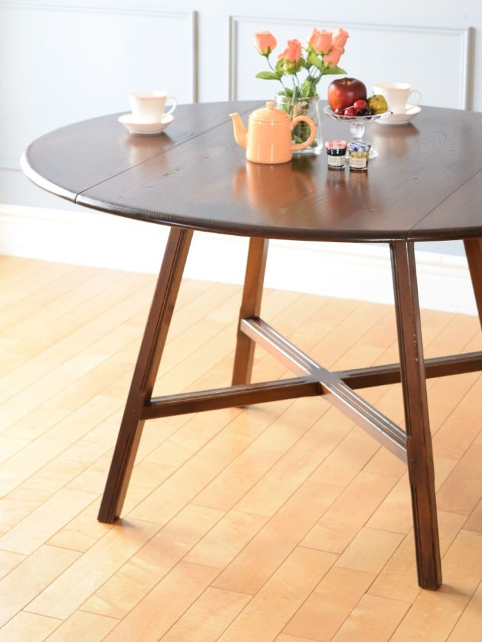 北欧スタイルのビンテージテーブル