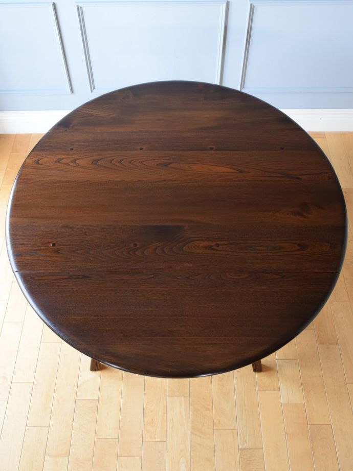 天板を広げた伸長式テーブル