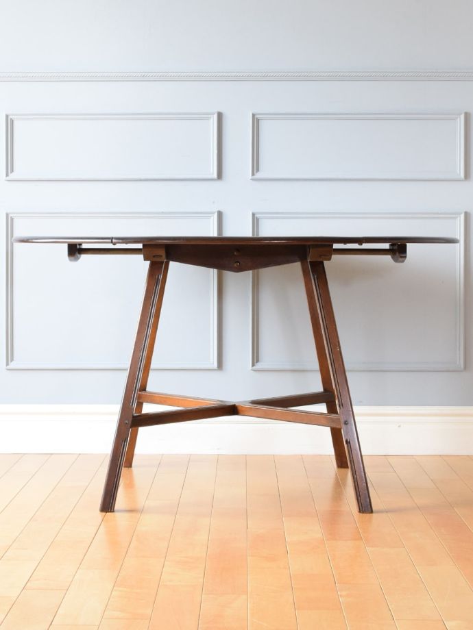 伸長式のダイニングテーブル