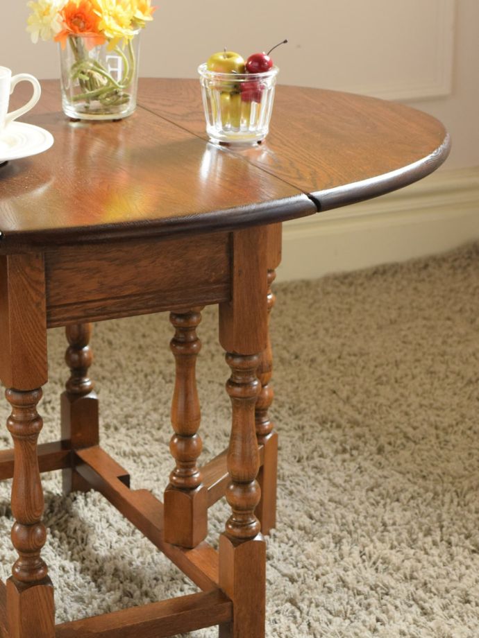 おしゃれなアンティークの伸長式テーブル